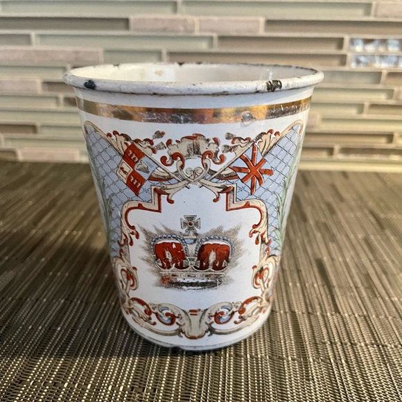 Antique Queen Victoria cup - Picture 2 of 5